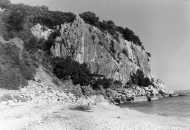 Vápencová stěna nad pláží Fuili